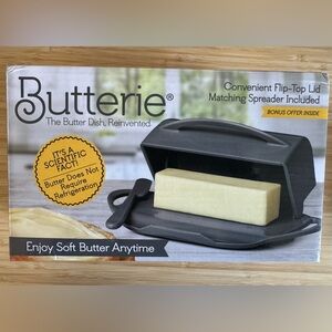 Butterie Butter Dish with Matching Spreader - Black